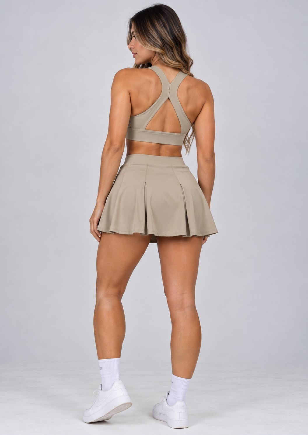 Conjunto Deportivo con Sujetador y Falda-Short en Beige
