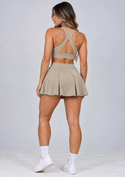 Conjunto Deportivo con Sujetador y Falda-Short en Beige